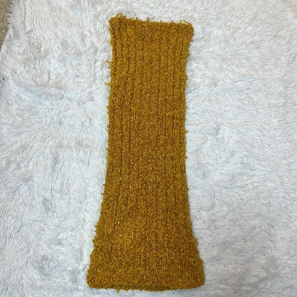 Yellow knit scarf - Picture 7 of 9